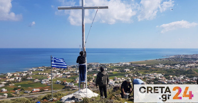 Ηράκλειο: Εθελοντές φώτισαν το σταυρό στο Λόφο του Κοψά (εικόνες)
