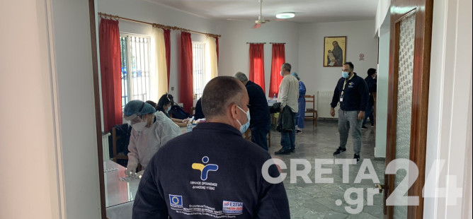 Ουρές για τα rapid test σε συνοικία του Ηρακλείου