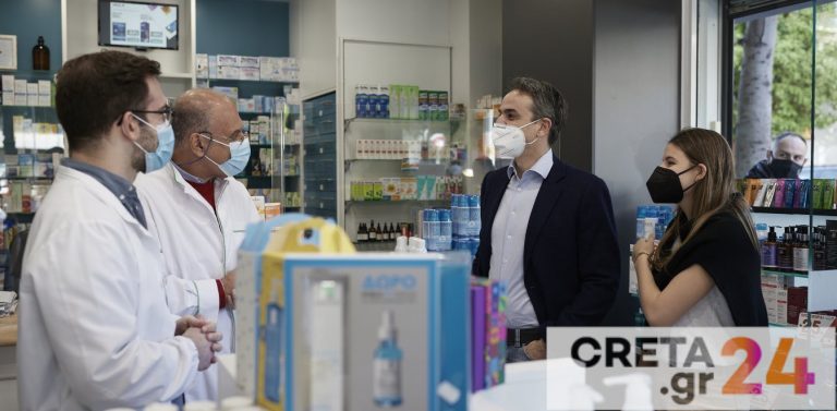 Μητσοτάκης: Με την κόρη του σε φαρμακείο για να προμηθευτεί self test