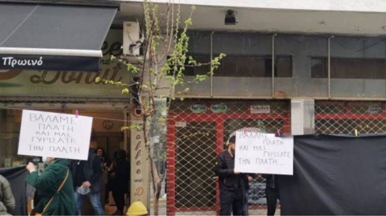 Με κηδειόχαρτα άνοιξαν τα μαγαζιά στην Πάτρα – Στα «κάγκελα» οι έμποροι στη Θεσσαλονίκη