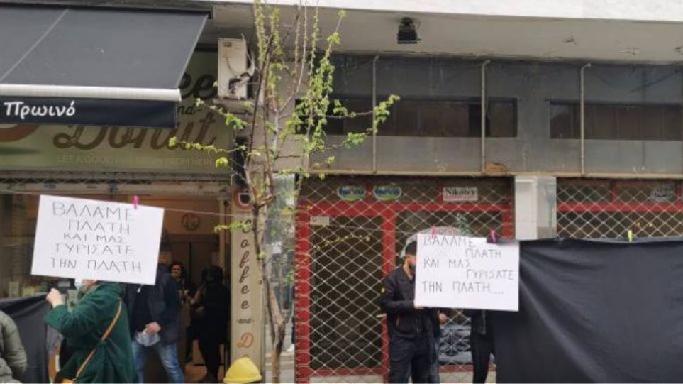 Με κηδειόχαρτα άνοιξαν τα μαγαζιά στην Πάτρα – Στα «κάγκελα» οι έμποροι στη Θεσσαλονίκη