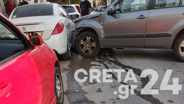 Σφοδρή σύγκρουση τριών αυτοκινήτων στην Κρήτη (εικόνες)