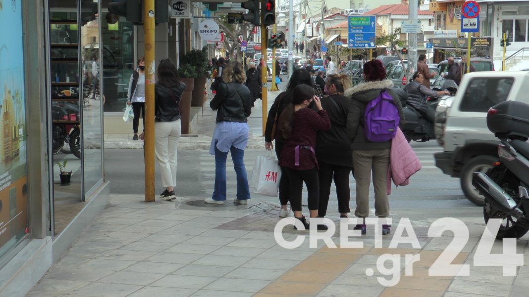 Οι Κρητικοί φόρεσαν τη μάσκα τους και … βγήκαν για ψώνια (εικόνες)