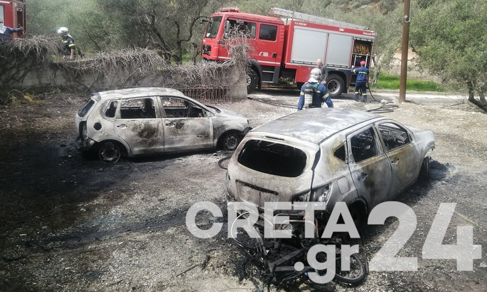 Κρήτη: Παρανάλωμα του πυρός έγιναν αυτοκίνητα – Συναγερμός στην Πυροσβεστική (εικόνες)
