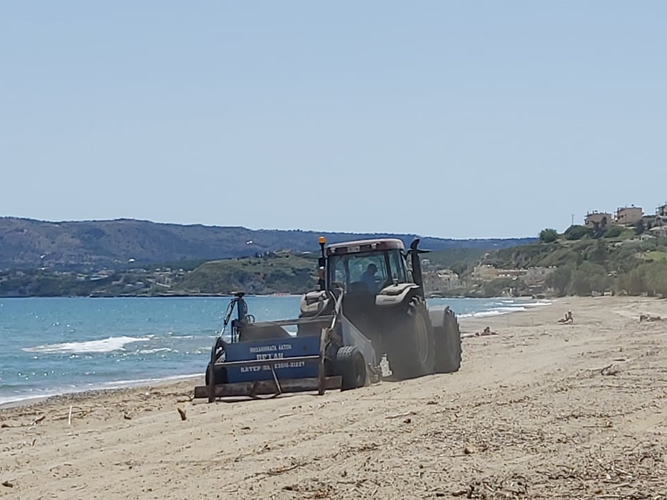 Κρήτη: Μηχανήματα βγήκαν στις παραλίες – Ξεκίνησε η επιχείρηση καθαρισμού