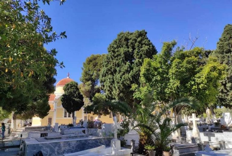 Το ιστορικό νεκροταφείο έγινε… λαμπίκο! (εικόνες)