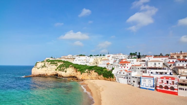 Η Βρετανία ανακοινώνει σήμερα την «πράσινη λίστα» με τις χώρες όπου θα επιτραπούν τα ταξίδια χωρίς καραντίνα