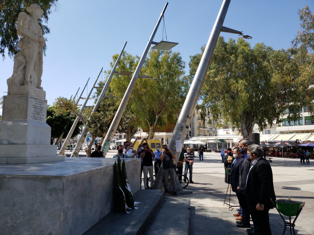 Ηράκλειο: Επιμνημόσυνη δέηση και κατάθεση στεφάνων στο Μνημείο του Άγνωστου Στρατιώτη  (εικόνες)