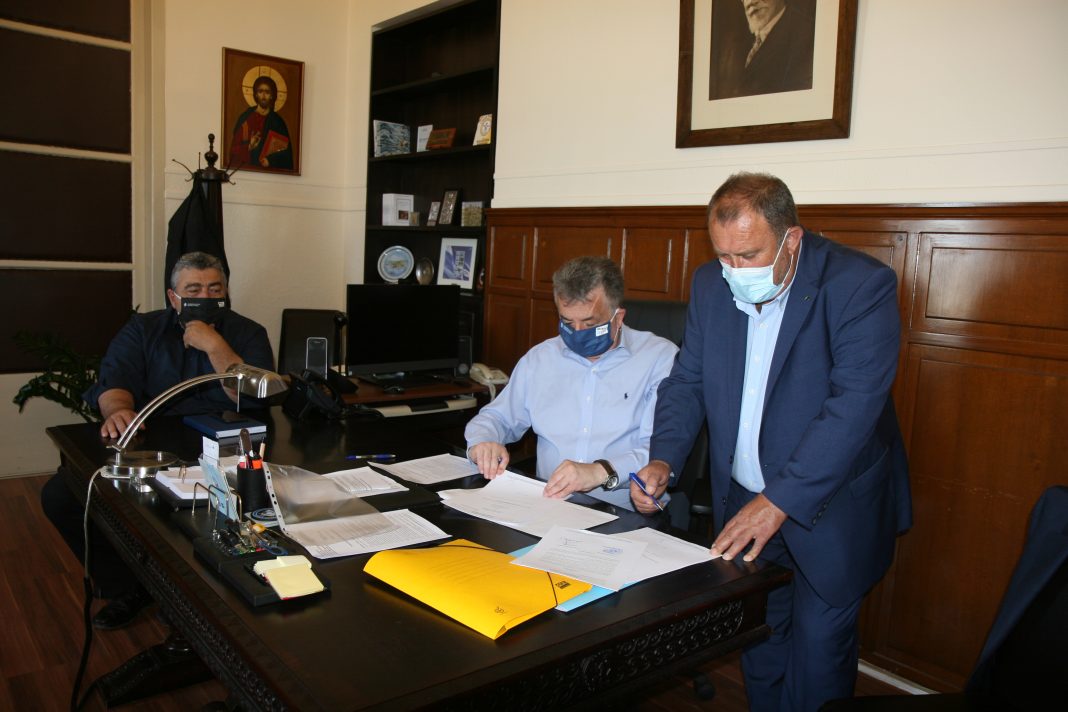 Κρήτη: Υπεγράφησαν οι συμβάσεις για την προσωρινή εγκατάσταση του ΕΠΑΛ και για το οδικό δίκτυο του δήμου