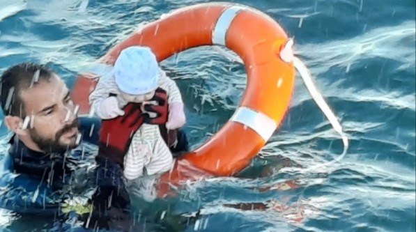 Η συγκλονιστική περιγραφή του αστυνομικού που έσωσε το μισοπνιγμένο βρέφος