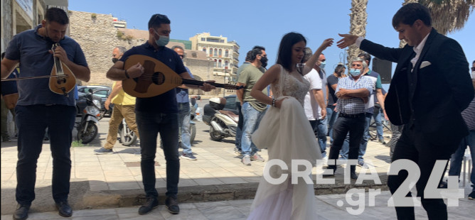 Viral η μαντινάδα για την απαγόρευση των μεγάλων γάμων στην Κρήτη