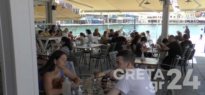 Κρήτη: Ξανά για καφέ με θέα το λιμάνι (εικόνες)