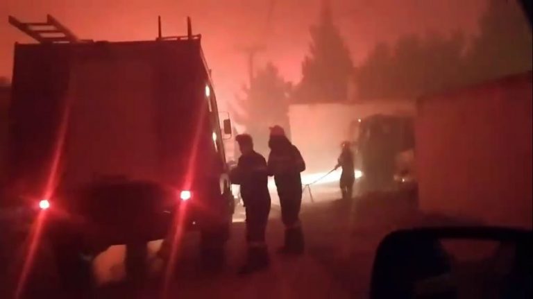 Φωτιά στον Σχίνο: Πυροσβέστες και πολίτες περικυκλώθηκαν από τις φλόγες (βίντεο)