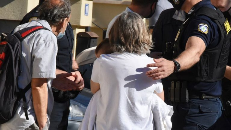 Σε κατάσταση σοκ ο σύζυγος της 20χρονης – Με συγγενείς το 11 μηνών μωρό της οικογένειας