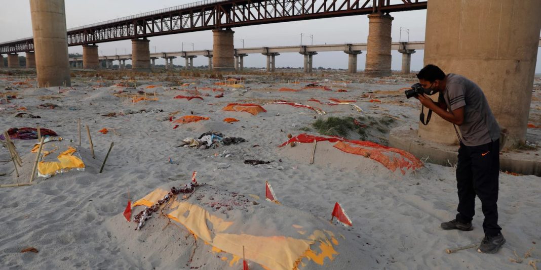 Ινδία: Ο Γάγγης «ξεβράζει» πτώματα – 4.077 θάνατοι από κορωνοϊό το τελευταίο 24ωρο