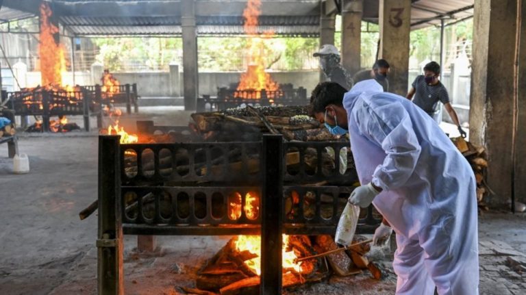 Κορωνοϊος -Ινδία: 3.207 θάνατοι και 132.788 κρούσματα σε 24 ώρες -Πάνω από 335.100 οι νεκροί