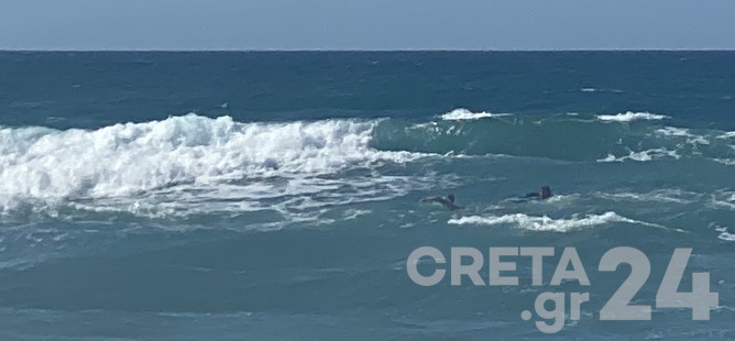 Κρήτη: Παρασύρθηκε από τα κύματα και καλούσε σε βοήθεια (εικόνες)