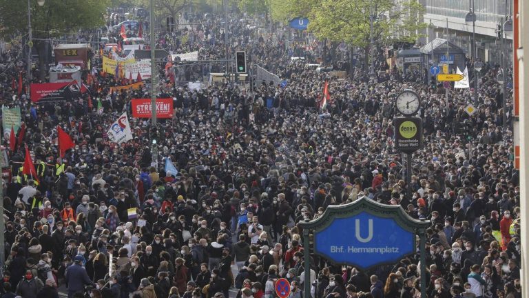 Βερολίνο: Επεισόδια και μαζικές συλλήψεις σε συγκεντρώσεις για την Εργατική Πρωτομαγιά