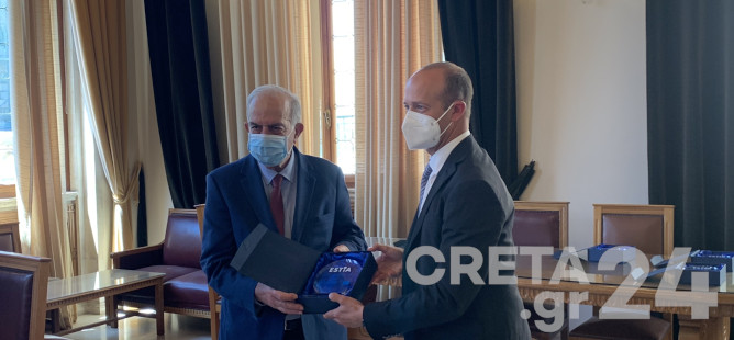 Ηράκλειο: Βράβευση Λαμπρινού για την φιλοξενία των προσφύγων