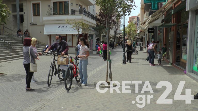 Ουρές έξω από τα καταστήματα – Ψώνια με μάσκες και μέτρα για τους Κρητικούς (εικόνες)