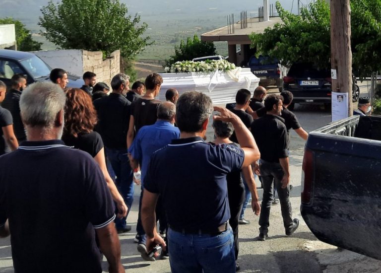 Ηράκλειο: Πλήθος κόσμου στο τελευταίο αντίο του 20χρονου Θανάση (εικόνες)