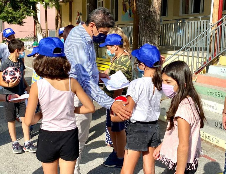 Στο Δημοτικό Σχολείο στο Τεφέλι μοίρασε αθλητικό υλικό ο Λευτέρης Αυγενάκης