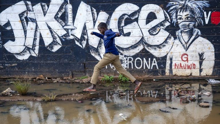 Μεγάλη ανησυχία ΠΟΥ για την Αφρική: Σαρώνει τον τρίτο κύμα – Πιο μολυσματικές οι μεταλλάξεις