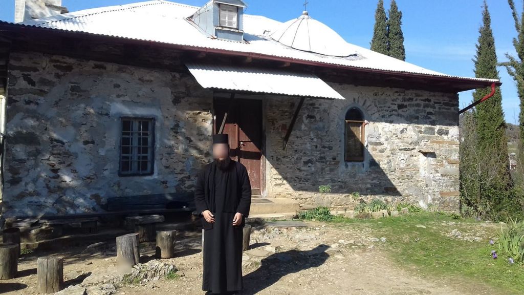 Μονή Πετράκη: Τα πρώτα λόγια του ιερομόναχου στους αστυνομικούς – Γιατί επιτέθηκε με βιτριόλι σε Μητροπολίτες