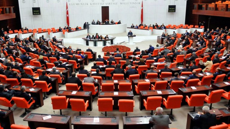 Πιάστηκαν στα χέρια στην τουρκική Βουλή – Η δήλωση που άναψε τα αίματα