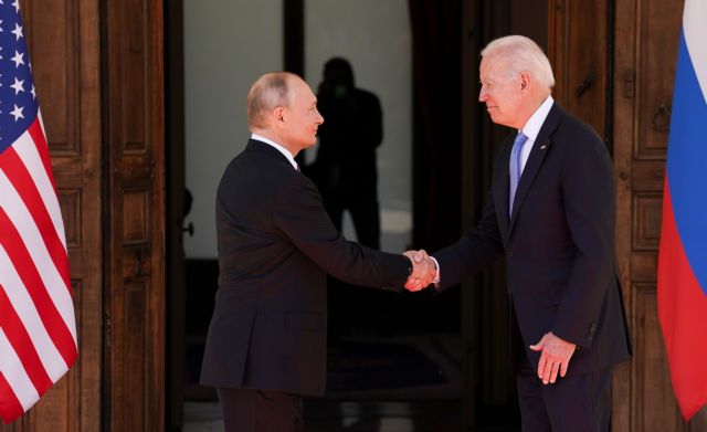 Συνάντηση Μπάιντεν – Πούτιν: Η χειραψία, τα χαμόγελα και η ευχή