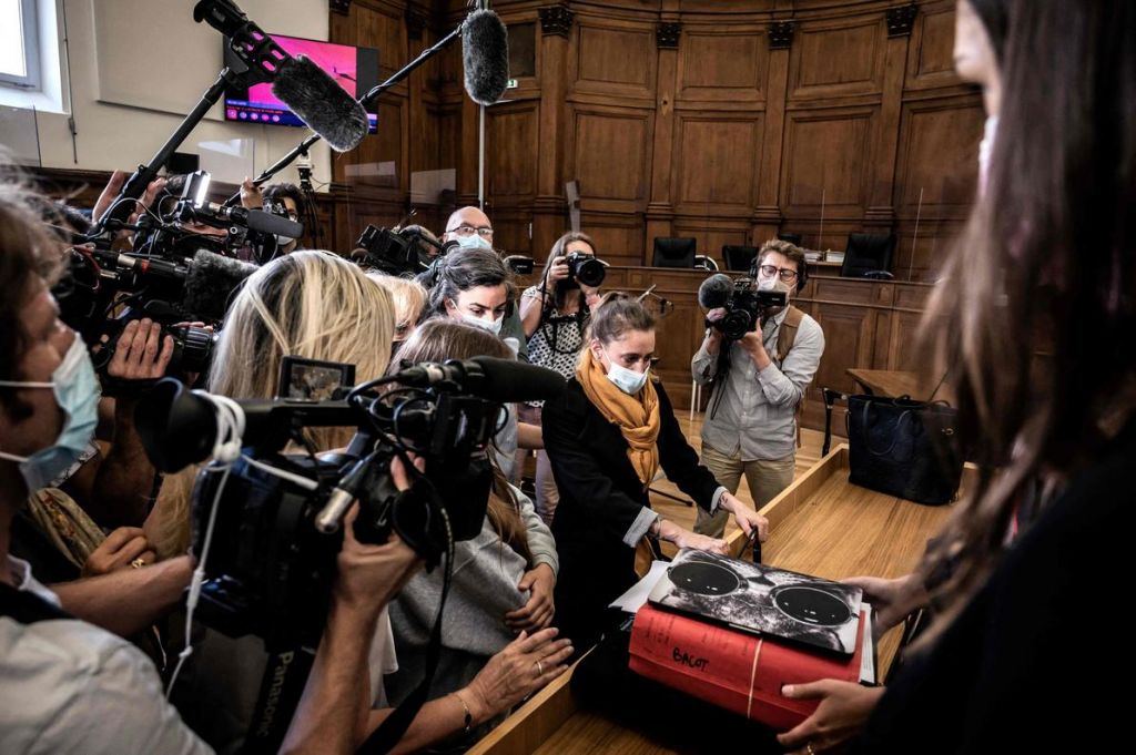 Γαλλία: Κατέρρευσε στο δικαστήριο η 40χρονη που σκότωσε τον βιαστή σύζυγό της