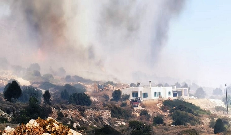Αναζωπυρώθηκε η πυρκαγιά – Συναγερμός ξανά στο νησί