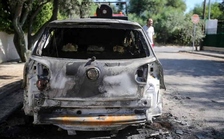 Έκαιγε αυτοκίνητα με προσάναμμα τις κάλτσες του – «Μου αρέσει να βλέπω φωτιά»