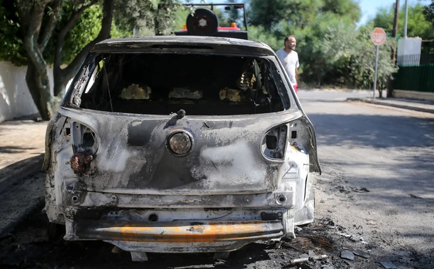 Έκαιγε αυτοκίνητα με προσάναμμα τις κάλτσες του – «Μου αρέσει να βλέπω φωτιά»