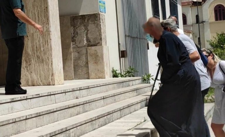19χρονη βρέθηκε… κρυμμένη σε ντουλάπα στο σπίτι του παπά που κατηγορείται για βιασμό