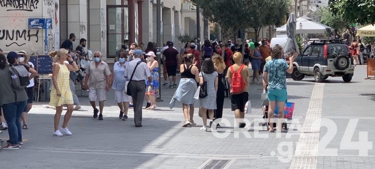 Ηράκλειο: Πέρασε με το αυτοκίνητο του από … τον πεζόδρομο (εικόνες)