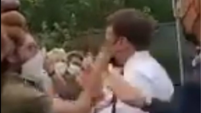 Γαλλία: Πολίτης χαστούκισε τον Μακρόν (βίντεο)