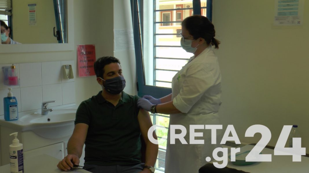 Κρήτη: Ο εμβολιασμός του δημάρχου και… η έκκληση στους πολίτες  (εικόνες)