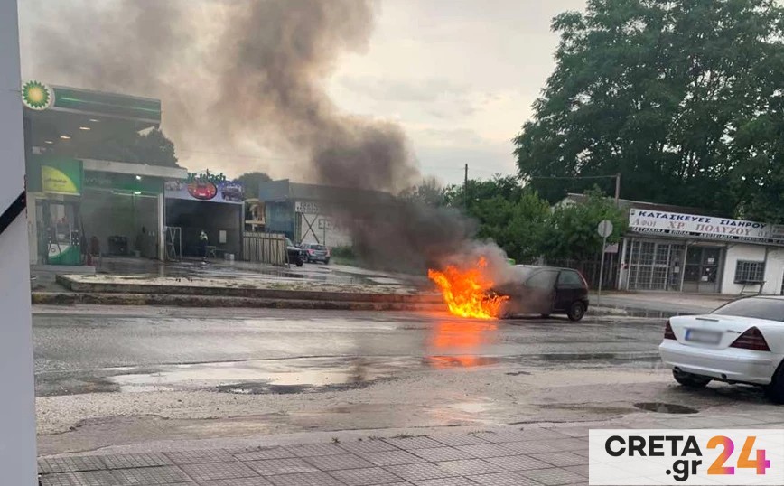 Αυτοκίνητο «τυλίχτηκε» στις φλόγες μπροστά από πρατήριο καυσίμων (βίντεο)