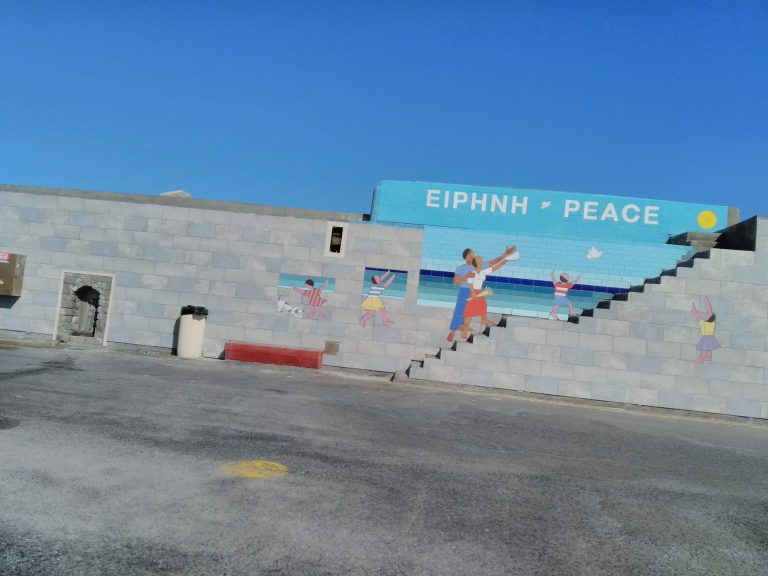 Ηράκλειο: Οι … χημικές τουαλέτες έκρυψαν το εικαστικό έργο στο λιμάνι