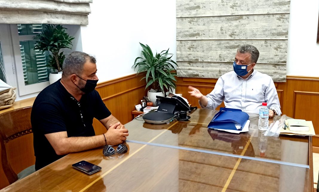 Τα θέματα των Ελλήνων Ρομά στην Κρήτη στη συνάντηση του Προέδρου του Παγκρήτιου συλλόγου με τον Περιφερειάρχη