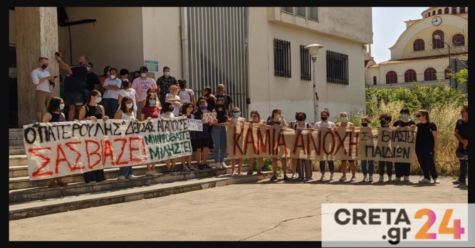 Συγκέντρωση κατά του ιερέα που κατηγορείται για βιασμό ανηλίκων