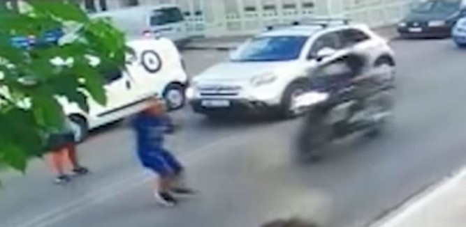 Κρήτη: Η σοκαριστική στιγμή που μηχανή «χτυπάει» παιδάκι (βίντεο)