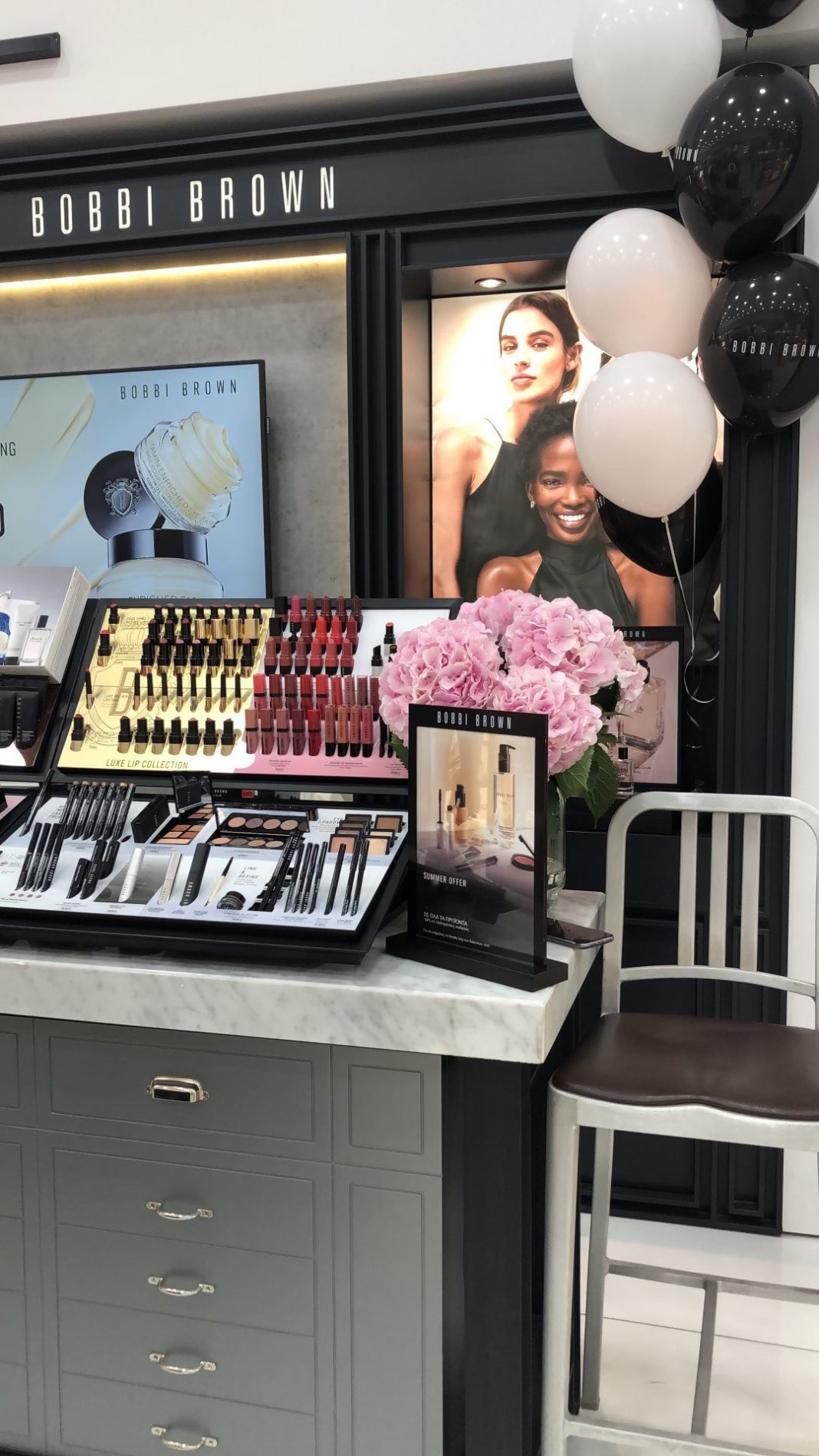 Η Bobbi Brown εγκαινιάζει το πρώτο της κατάστημα στα Χανιά
