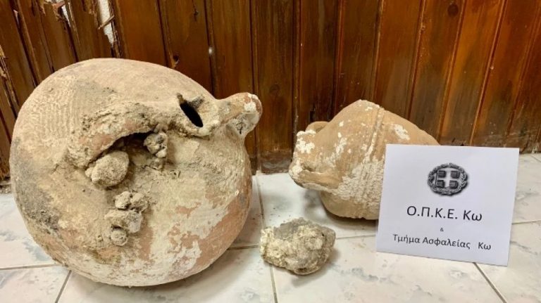 Έβαλε αρχαιότητες στη βιτρίνα του μαγαζιού του