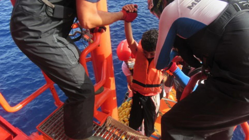 Γαλλία: Το «Ocean Viking» διέσωσε 44 μετανάστες – Ανάμεσα τους 15 παιδιά