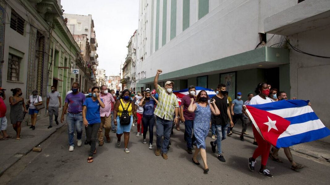 Βαθαίνει η κρίση στην Κούβα: Πρωτοφανείς αντικυβερνητικές διαδηλώσεις σε πολλές πόλεις