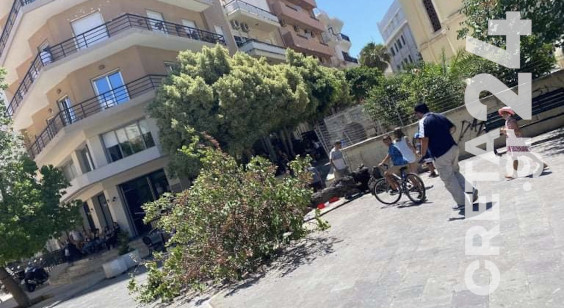 Ηράκλειο: Έπεσε δέντρο στην πλατεία που πλημμυρίζει από παιδιά