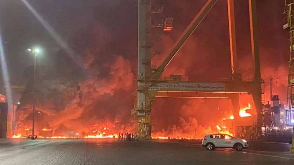 Τεράστια έκρηξη στο Ντουμπάι: Ανατινάχθηκε δεξαμενόπλοιο στο λιμάνι Jebel Ali