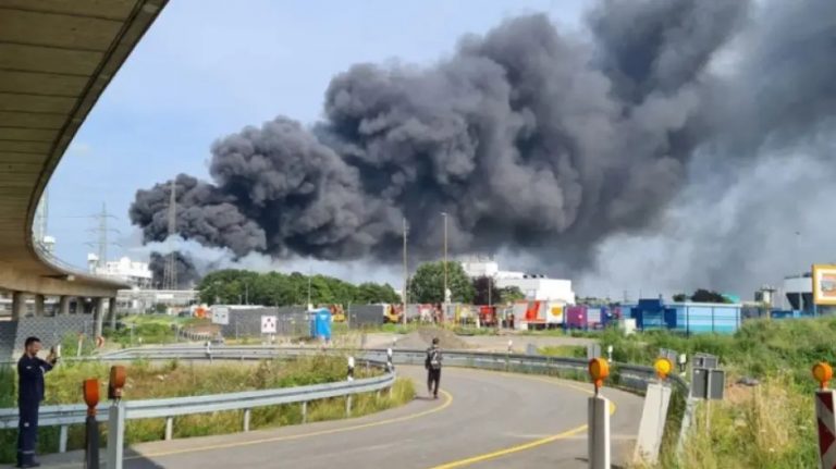 Δύο νεκροί, πέντε αγνοούμενοι και 31 τραυματίες μετά την έκρηξη σε μονάδα επεξεργασίας απορριμμάτων